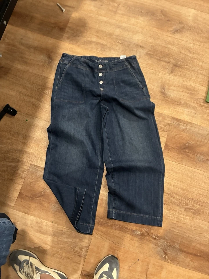 Pantalones de mezclilla cortos Chico’s para dama - talla 2P Foto 1 de 4