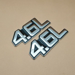 Calcomanía adhesiva deportiva con emblema con logotipo cromado de 4,6 L 2 piezas plateada y negra - Imagen 1 de 6