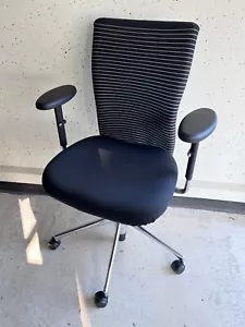 Vitra T-Chair Bürostuhl Stoff Drehsessel Drehstuhl Schwarz Gestreift Stoff - Bild 1 von 10