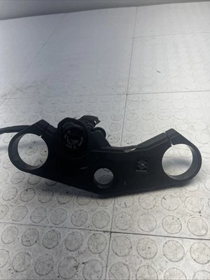2007-2008 SUZUKI GSXR 1000 OEM USADO ÁRVORE TRIPLA SUPERIOR COM IGNIÇÃO SEM CHAVE FABRICANTE DE EQUIPAMENTO ORIGINAL - Imagem 1 de 4