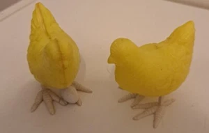 Lote de 2 gallinas de resorte de plástico duro amarillo vintage con 1 huevo  - Imagen 1 de 9