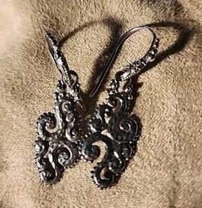 Sarda Bali Sterlingsilber S-Wirbel gehämmertes Design hängende durchbohrte Ohrringe Neu mit Etikett - Bild 1 von 4