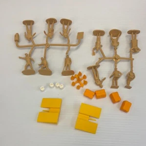12 figuras Scalextric con piezas de pista (sin pintar) escala 1/32 | CC706 | Hornby - Imagen 1 de 7