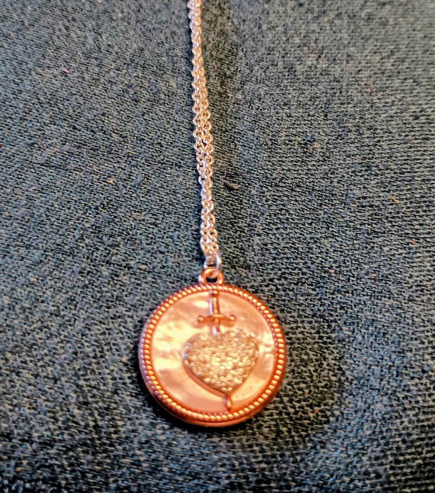 Collar DISNEY Villanos Blancanieves Espada y Corazón Chapado 18" Foto 1 de 4