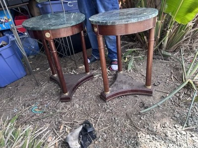 Mesa lateral pedestal de mármore estilo regência meados do século XX da empresa bombay - Imagem 1 de 4