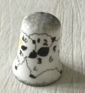 China Fingerhut Schaf mit Zahlen Staffordshire England "Counting Sheep" - Bild 1 von 5