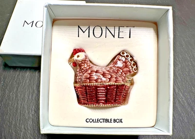 VINTAGE NEW MONET CHICKEN HEN IN A BASKET TRINKET BOX IN ORIGINAL PACKAGE I712 - Image 1 of 4