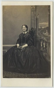 CDV 1860-70. Frau posiert eine Entdeckung. Dekor. Mode. - Bild 1 von 1