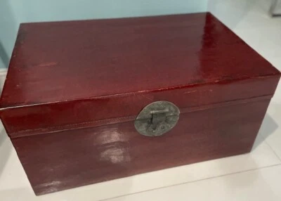 Baúl chino de vitela de piel de cerdo lacada roja del siglo XIX Foto 1 de 4