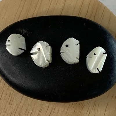 Lote de 4 cuentas fetiche pez madreperla talladas a mano MOP pez ángel vintage 10 mm Foto 1 de 4