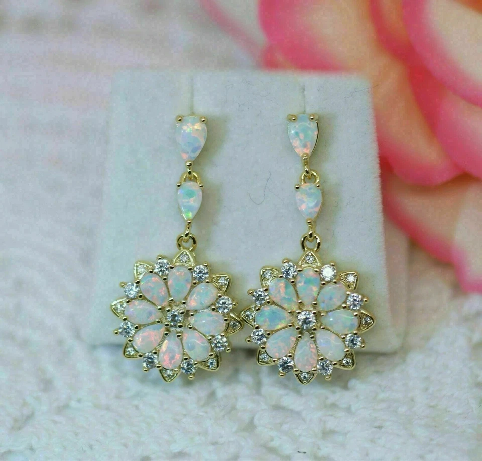 Pendientes colgantes colgantes de diamantes de ópalo de fuego talla pera de 3 quilates de oro amarillo de 14 k Foto 1 de 4