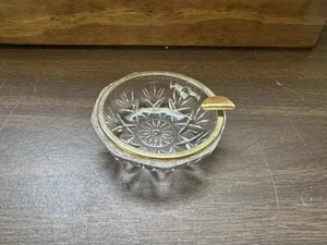 Cenicero de cigarros de cristal transparente elegante vintage borde dorado corte vidrio reposapiés redondo - Imagen 1 de 6