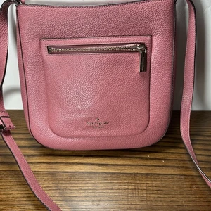 Borsa a tracolla KATE SPADE LEILA top zip lusso pelle di melograno ciottoli - Foto 1 di 12