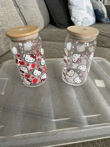 Hello Kitty 2 Glasbecher mit Bambusdeckel ohne Strohhalme 16 Unzen rote Herzen rosa Punkte - Bild 1 von 4