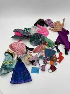 Barbie Puppe & andere Marken Kleidung Stiefel Geldbörsen Konvolut gemischt Vintage Modern 44 Teile - Bild 1 von 7