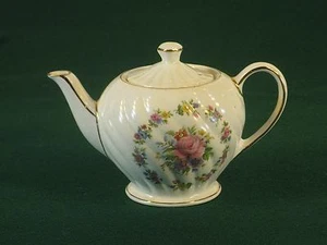 Gorgeous Antique Tea Pot~ SADLER ENGLAND ~Roses and GOLD~ Fine Bone China - Picture 1 of 12