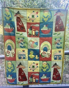 Vintage Mid Century Babydecke Steppdecke Handarbeit 46" x 34" - Bild 1 von 9