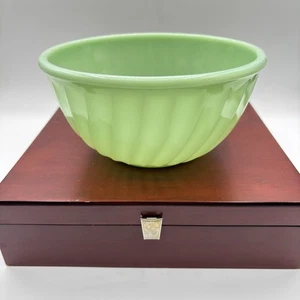 Vintage Fire-King Jadeite Swirl  Green Glass Mixing Nesting Bowl 7 inch - Picture 1 of 5