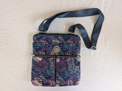 Bolso Bandolera Baggallini Para Mujer Estampado Aloha Azul Marino Rosa Ambiente Tropical  Foto 1 de 4
