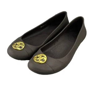 Crocs Ballerinas Damen Größe 8 Braun Gianna Gummi Goldmedaillon Akzent - Bild 1 von 9