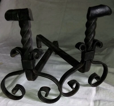 PAIRE DE CHENETS EN FER FORGE - Photo 1/4