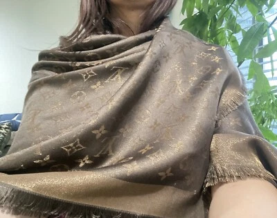 Mantón Louis Vuitton 100% Auténtico BROWN SHINE, Ref M75122 Foto 1 de 4