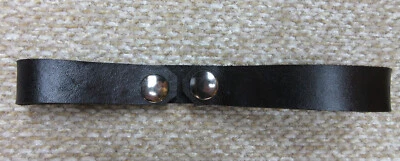 Pulseira de caneca de couro preto 3/4" de largura com encaixes de latão 7,5" de comprimento serve para cinto de 3" - Imagem 1 de 3