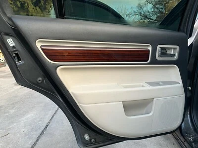 2006 2007 2008 2009 LLINCOLN ZEPHYR MKZ ЛЕВАЯ ЗАДНЯЯ ВНУТРЕННЯЯ ДВЕРНАЯ ПАНЕЛЬ ЖЕЛТОВАТО-КОРИЧНЕВАЯ - Изображение 1 из 2