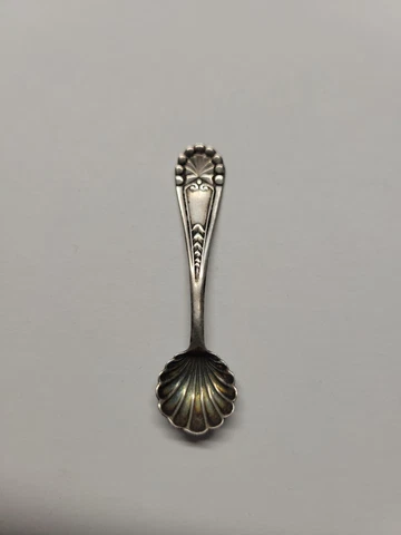 Antique Sterling Silver Salt Cellar Spoon Shell pattern Cover