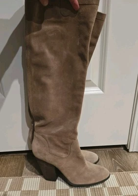 Botas Vince Camuto Talla 9.5 Beige Gris Gamuza Cuero Tacón Alto hasta la Rodilla Avriah Foto 1 de 4
