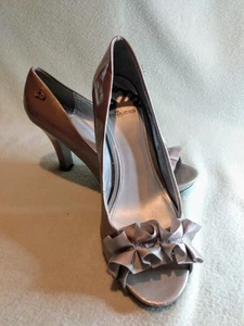 Fergalicious by Fergie Open Toe Women’s Sz 9M Silver Ruffle Pumps Heels Shoes - Picture 1 of 12