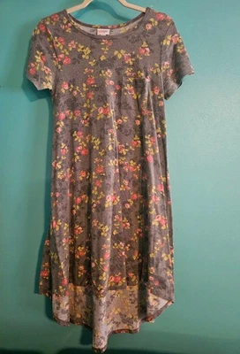 Vestido LuLaRoe Carly Gris Floral Manga Corta Alto-Bajo Columpio XS (2-4) CORRE GRANDE Foto 1 de 4