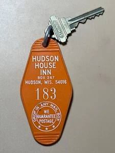 Llavero de habitación de motel Hudson House Inn Hotel y llave Hudson Wisconsin #183 RARO - Imagen 1 de 2