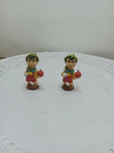Piccola statuina vintage Pinocchio con libri e una mela - Foto 1 di 2