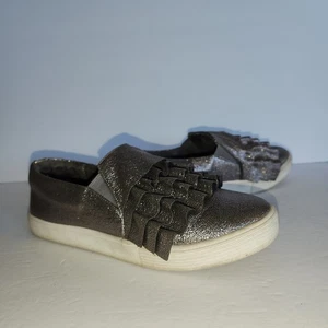 KENNETH COLE Kam Ruffle Fashion Sneaker Womens 6 Pewter Metallic Tiered Ruffle - Picture 1 of 12