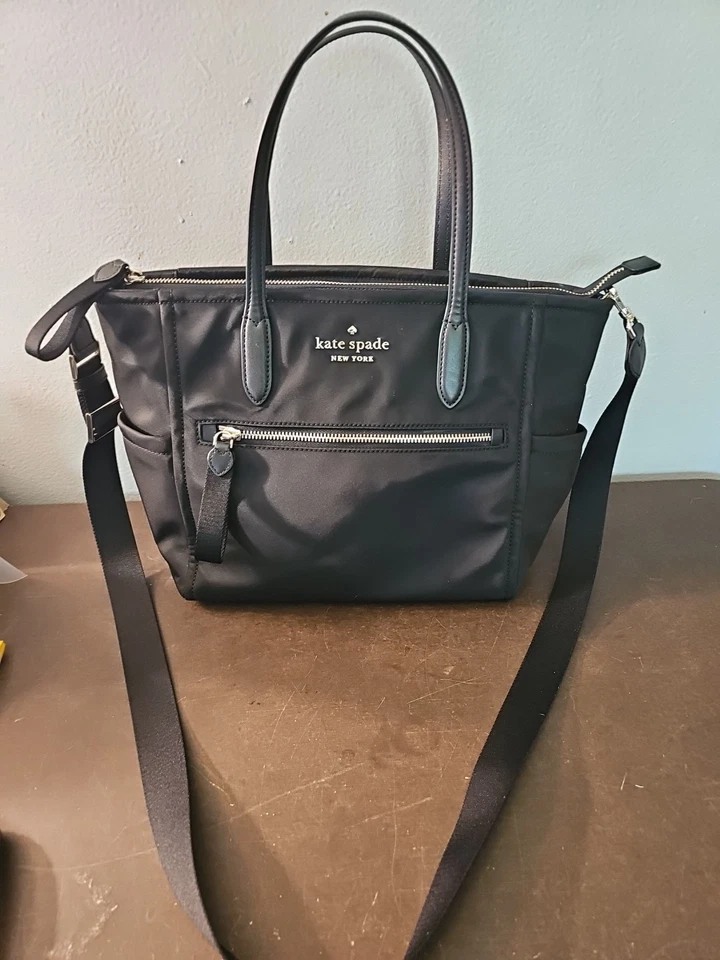 KATE SPADE CHELSEA BOLSA SATCHEL DE NÁILON PRETA MÉDIA COM ZÍPER PARA TRANSPORTAR TODOS OS OMBROS - Imagem 1 de 4