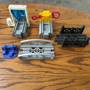 Fisher-Price Geo Trax 5 Rare Parts Car Wash, Gas pump, 2 Bridges & Blue Bumper - Picture 1 of 6