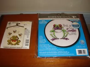 Dimensions First One To Smile & NeedleMagic Inc Rana per api occupate - Foto 1 di 6