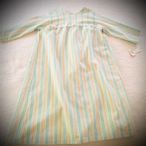 Bata plumero abrigo pequeño abierto en la espalda hospicio hospital camisón nuevo con etiquetas EE. UU.  - Imagen 1 de 10