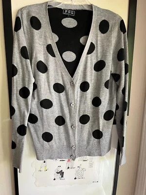 POL 大号棉质开衫全新无标签灰色带黑点 v 领 — 第 1/4 张图片