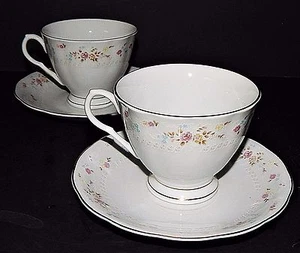 2 China Porcelain Cups & Saucers Nanjing Pagoda Mark Floral Rose Gold Rim - Picture 1 of 12