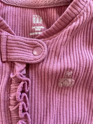 Baby Gap Usado en Excelente Condición Rosa Acanalado Algodón/Poliéster Tejido Volantes Doble Cremallera Footie-6-9Mos Foto 1 de 4