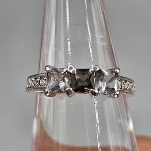 Anillo Cristal Ahumado Camille Lucie Chapado en Rodio Aniversario Banda 3 Piedras Centro - Imagen 1 de 10