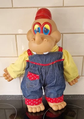 RARO DE COLECCIÓN Retro Años 80 Uneeda Boy TROLL DRAGON Muñeca Ropa Original 18" Alto En muy buena condición Foto 1 de 4
