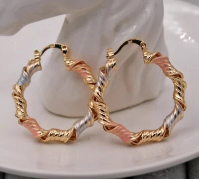 Bonitos aretes tipo aro redondos de 1,25" con esmalte tricolor relleno de oro amarillo de 18 quilates Foto 1 de 4