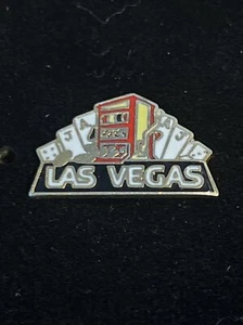 Pin de solapa de tarjetas de póquer/máquina tragamonedas vintage de Las Vegas - Imagen 1 de 3