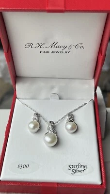 Collar y pendientes colgantes cultivados de perlas de agua dulce (8 y 9 mm) y diamantes Foto 1 de 4