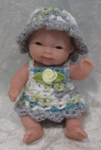 Passend für 5" BERENGUER BABY #15 Häkelkleid & Mütze Set, Handarbeit Kleidung Set - Bild 1 von 4