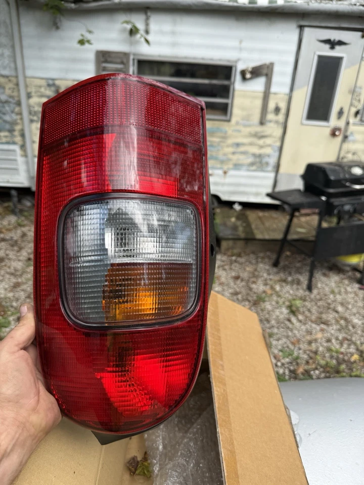Luz trasera del lado derecho del pasajero Pontiac Montana 1999-2005 Foto 1 de 2