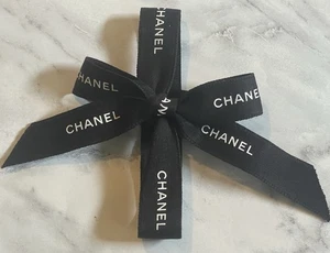 💠Fiocco legato con logo bianco nastro nero classico CHANEL circa 12" nuovo SPEDIZIONE GRATUITA - Foto 1 di 3